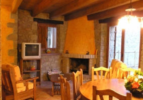 Dormitorio de matrimonio con cabecero de madera y pared en rosa