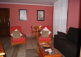 Salón rosa con butacas a juego