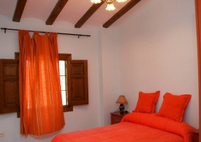 Camas individuales en dormitorio doble de la casa rural