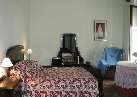 Dormitorio con cama de matrimonio