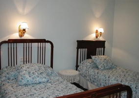 Dormitorio con dos camas individuales en la casa rural