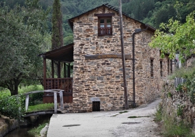 Vista lateral del edificio y pequeño puente al lado