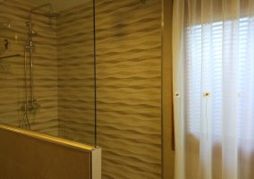 Dormitorio con cama de matrimonio