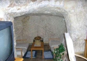 Salón con mesa de comedor y chimenea encendida