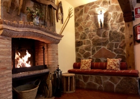 Salón con chimenea