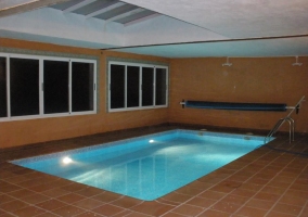 Piscina y sillas