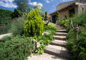 Camino de acceso a la casa rural catalana