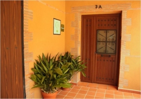 Acceso a la casa rural con puerta de madera