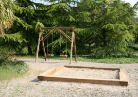 Piscina con mesa al fondo