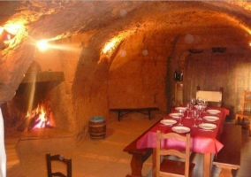 Dormitorio de matrimonio con pared en piedra