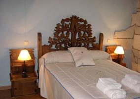 Dormitorio matrimonial con originales mesitas de noche