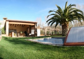 Detalle de la piscina con posibilidad de cubrirla