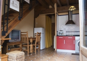 Cocina con microondas y mesa de comedor