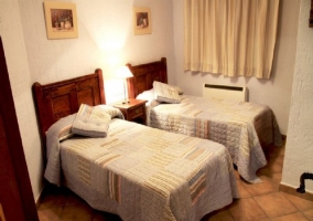 Dormitorio con 2 camas individuales