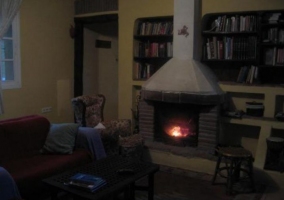 Sala de estar con la chimenea en el frente