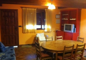 Sala de estar con televisor