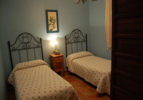 Dormitorio con dos camas en la casa rural conquense