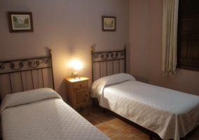 Dormitorio con dos camas en la casa rural conquense