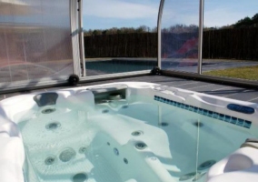 Amplio jacuzzi en el exterior con vistas