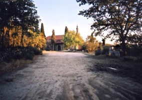 Acceso con terrenos de tierra