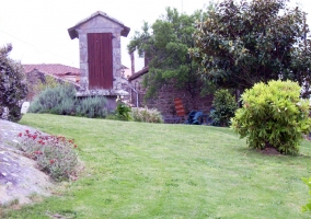 Jardin con hórreo en piedra y madera