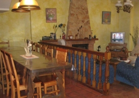 Comedor y salón con chimenea