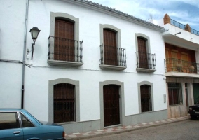 Acceso a uno de los baños con puertas de madera