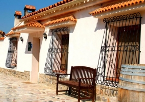 Banco de la entrada de la casa rural