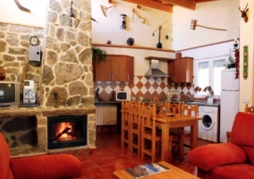 Chimenea junto al comedor y la cocina