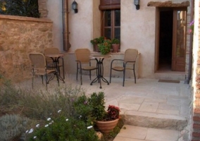 Sala de estar con muebles de color blanco y chimenea