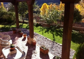 Vista del porche entre naturaleza