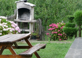 Salón con chimenea y televisor