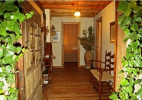 Salón comedor con muebles de madera