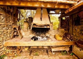 Zona de barbacoa hecha con madera y ladrillos