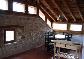 Salón abohardillado de la casa rural