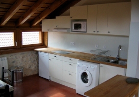 Cocina abuhardillada de la casa rural