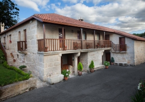 Fachada de la vivienda en piedra descubierta