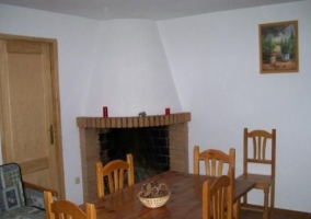 Sala de estar con mesa de comedor y chimenea