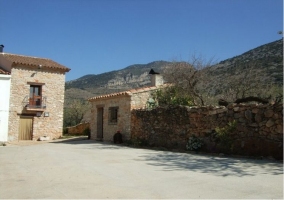 Fachada de piedra del edificio principal y el anejo de la casa rural 