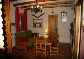 Chimenea con mesa del comedor