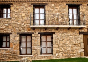 Salón comedor de la casa con mesa auxiliar