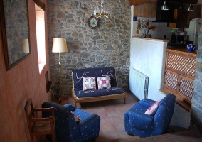 Mesa de comedor y sala de estar al fondo