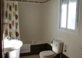 Aseo con bañera, lavabo e inodoro