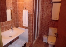 cuarto de baño con bañera con lavabo de madera