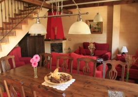 Salón con chimenea en rojo