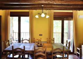 Salón con mesa