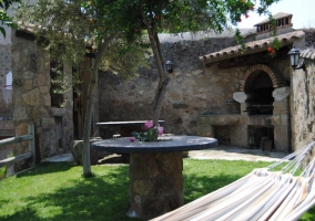 Amplio jardín con barbacoa