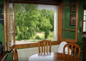 Sala de estar con mesa de madera