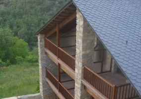 Balcones de la casa con barandilla de madera