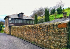 Fachada de la casa rural asturiana